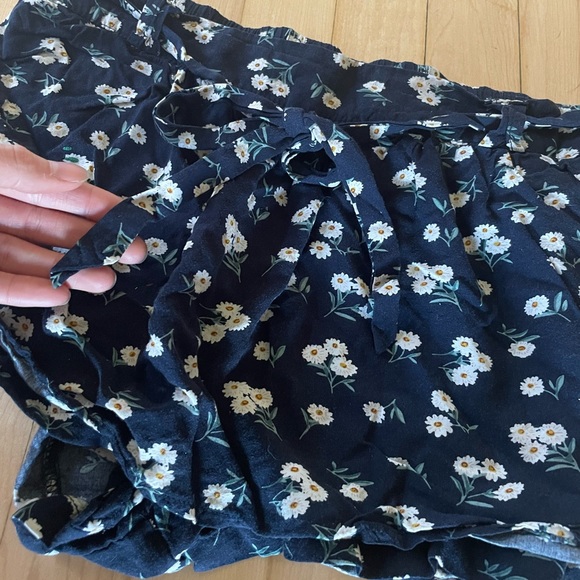 Navy Blue Daisy Floral Pattern Skort - Picture 7 of 8